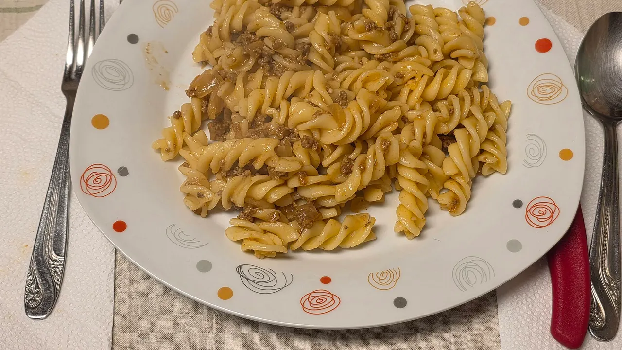 Макароны с фаршем на сковороде